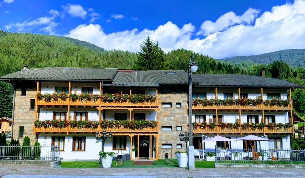 Olympic Regina Hotel Pinzolo Exterior photo